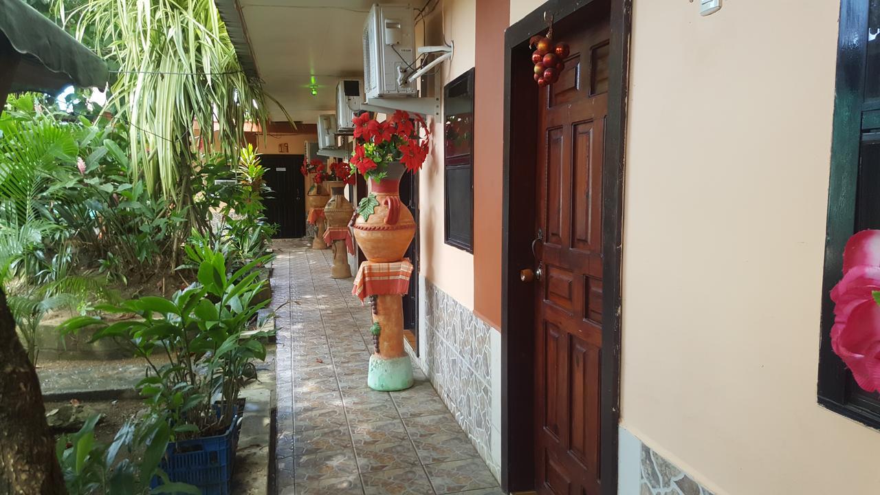 Hotel Economica Coxen Hole Exterior foto