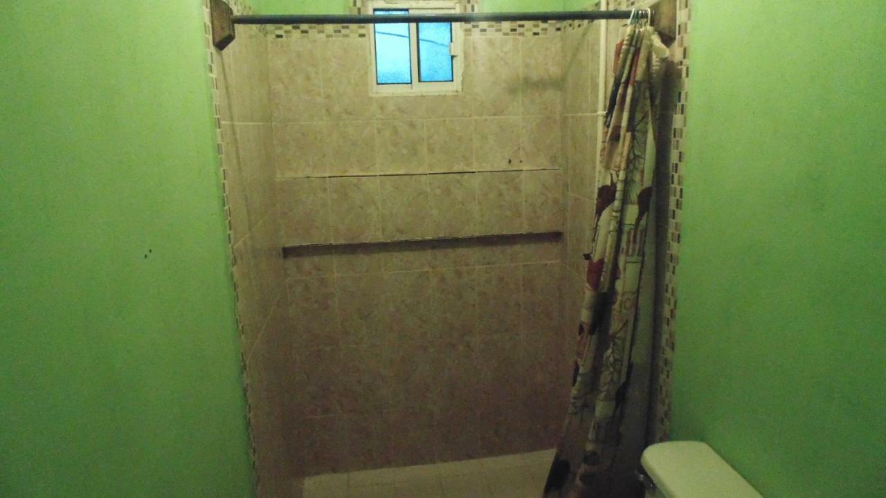 Hotel Economica Coxen Hole Exterior foto