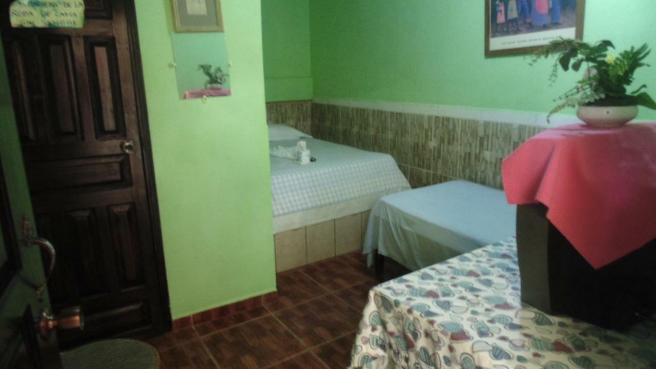Hotel Economica Coxen Hole Exterior foto
