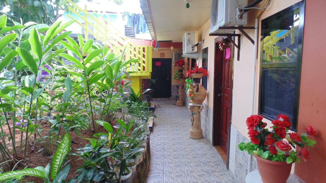 Hotel Economica Coxen Hole Exterior foto