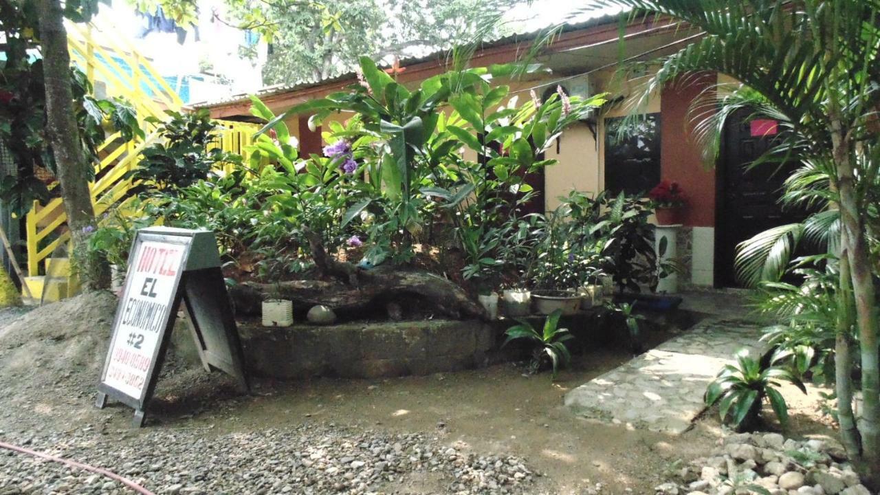 Hotel Economica Coxen Hole Exterior foto