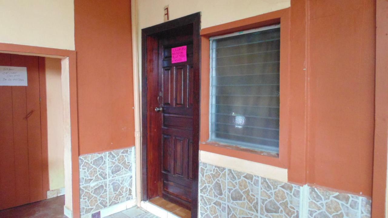 Hotel Economica Coxen Hole Exterior foto