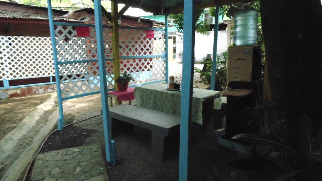Hotel Economica Coxen Hole Exterior foto